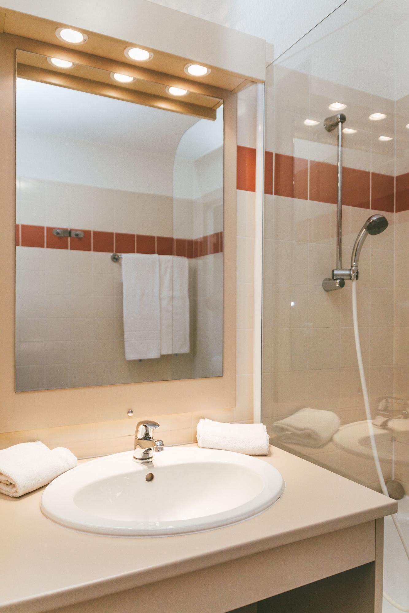 Terres De France - Appart'Hotel Le Splendid Allevard Εξωτερικό φωτογραφία