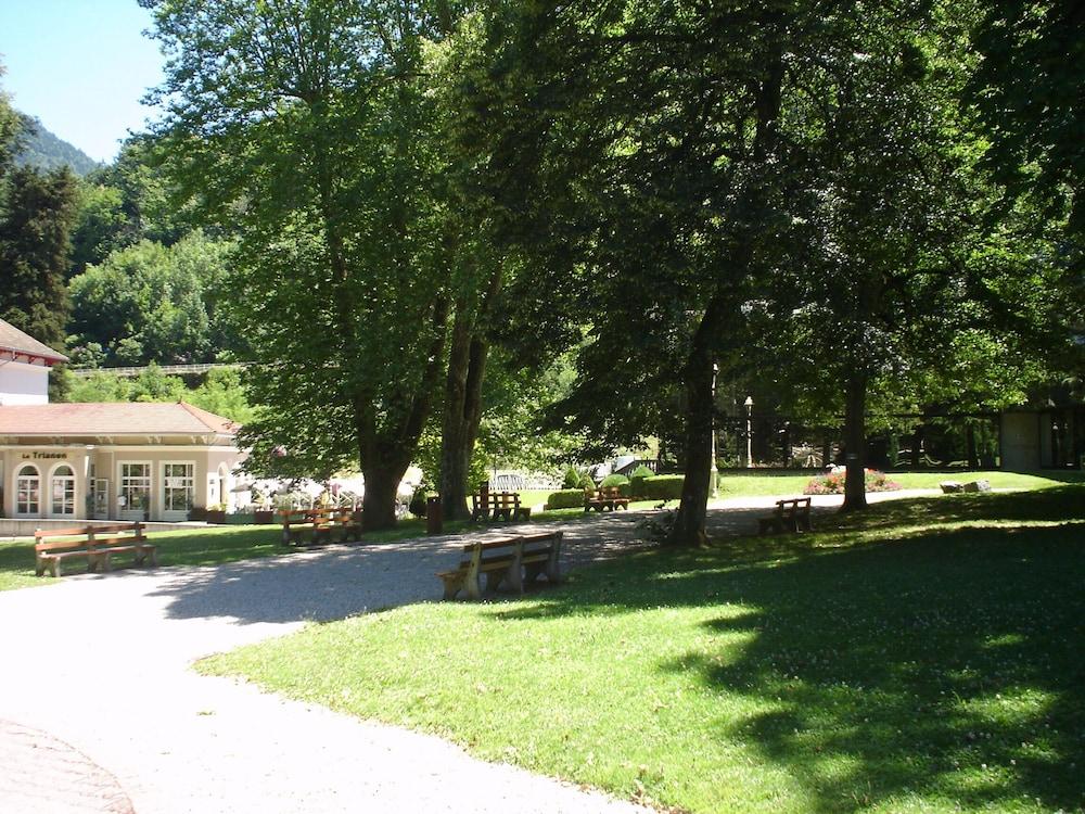 Terres De France - Appart'Hotel Le Splendid Allevard Εξωτερικό φωτογραφία